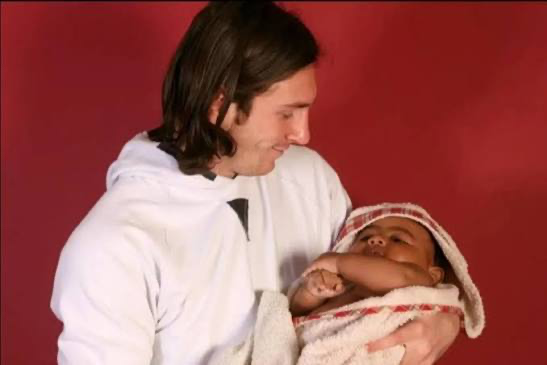 This 19-Year-Old Photo Of Messi Bathing Baby Yamal Is Going Viral Again — And Jimmy Fallon Wants To Know Why