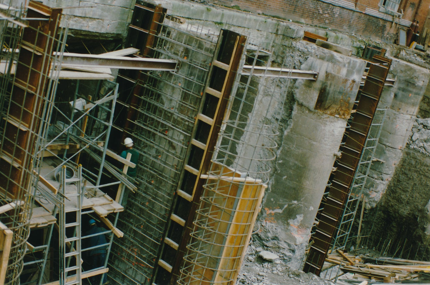 consruction of pwerhouse intake piers.jpg