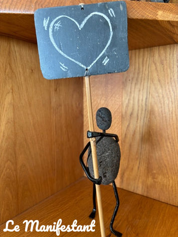 Des galets transformés en personnages, souvent drôles et toujours poétiques, faits avec passion par TyB.