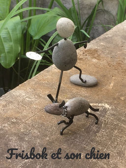 Des galets transformés en personnages, souvent drôles et toujours poétiques, faits avec passion par TyB.