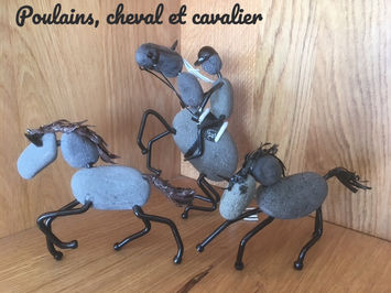 Des galets transformés en personnages, souvent drôles et toujours poétiques, faits avec passion par TyB.