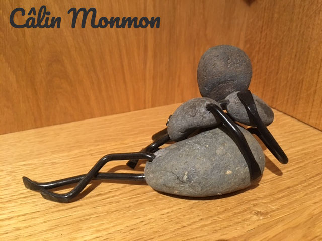 Des galets transformés en personnages, souvent drôles et toujours poétiques, faits avec passion par TyB.