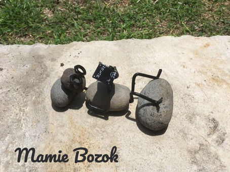 Des galets transformés en personnages, souvent drôles et toujours poétiques, faits avec passion par TyB.