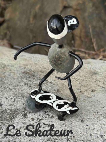 Des galets transformés en personnages, souvent drôles et toujours poétiques, faits avec passion par TyB.