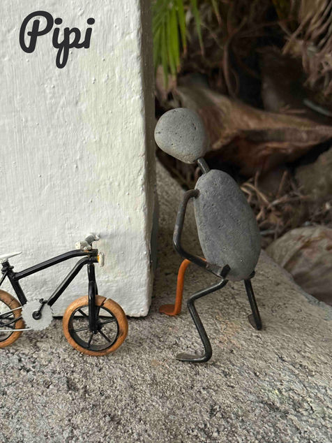 Des galets transformés en personnages, souvent drôles et toujours poétiques, faits avec passion par TyB.