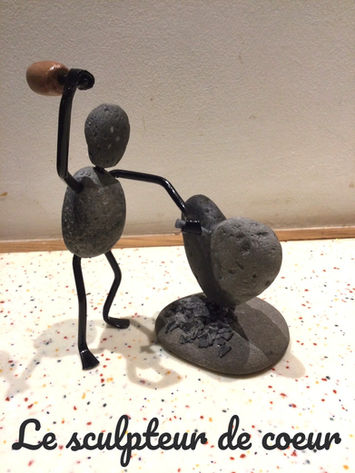 Des galets transformés en personnages, souvent drôles et toujours poétiques, faits avec passion par TyB.