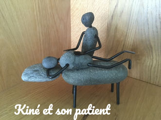 Des galets transformés en personnages, souvent drôles et toujours poétiques, faits avec passion par TyB.