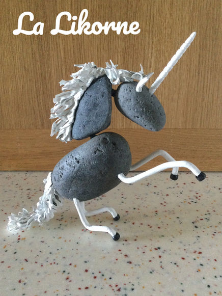 Des galets transformés en personnages, souvent drôles et toujours poétiques, faits avec passion par TyB.