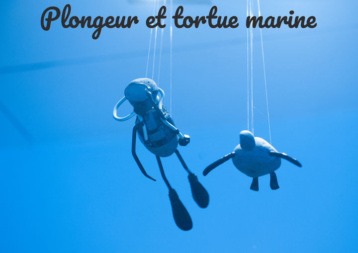 Des galets transformés en personnages, souvent drôles et toujours poétiques, faits avec passion par TyB.