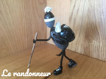 Des galets transformés en personnages, souvent drôles et toujours poétiques, faits avec passion par TyB.