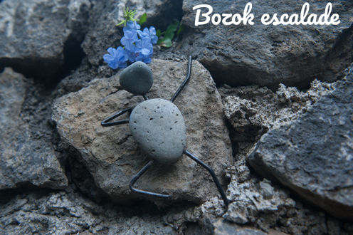 Des galets transformés en personnages, souvent drôles et toujours poétiques, faits avec passion par TyB.