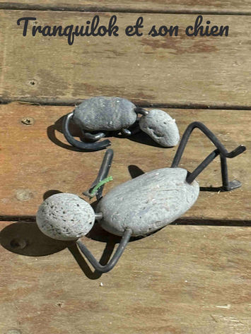 Des galets transformés en personnages, souvent drôles et toujours poétiques, faits avec passion par TyB.