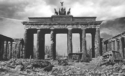 110705_5_puerta_brandenburg_1945_05.jpg