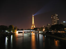Eiffel_tower_and_the_seine_at_night.jpg