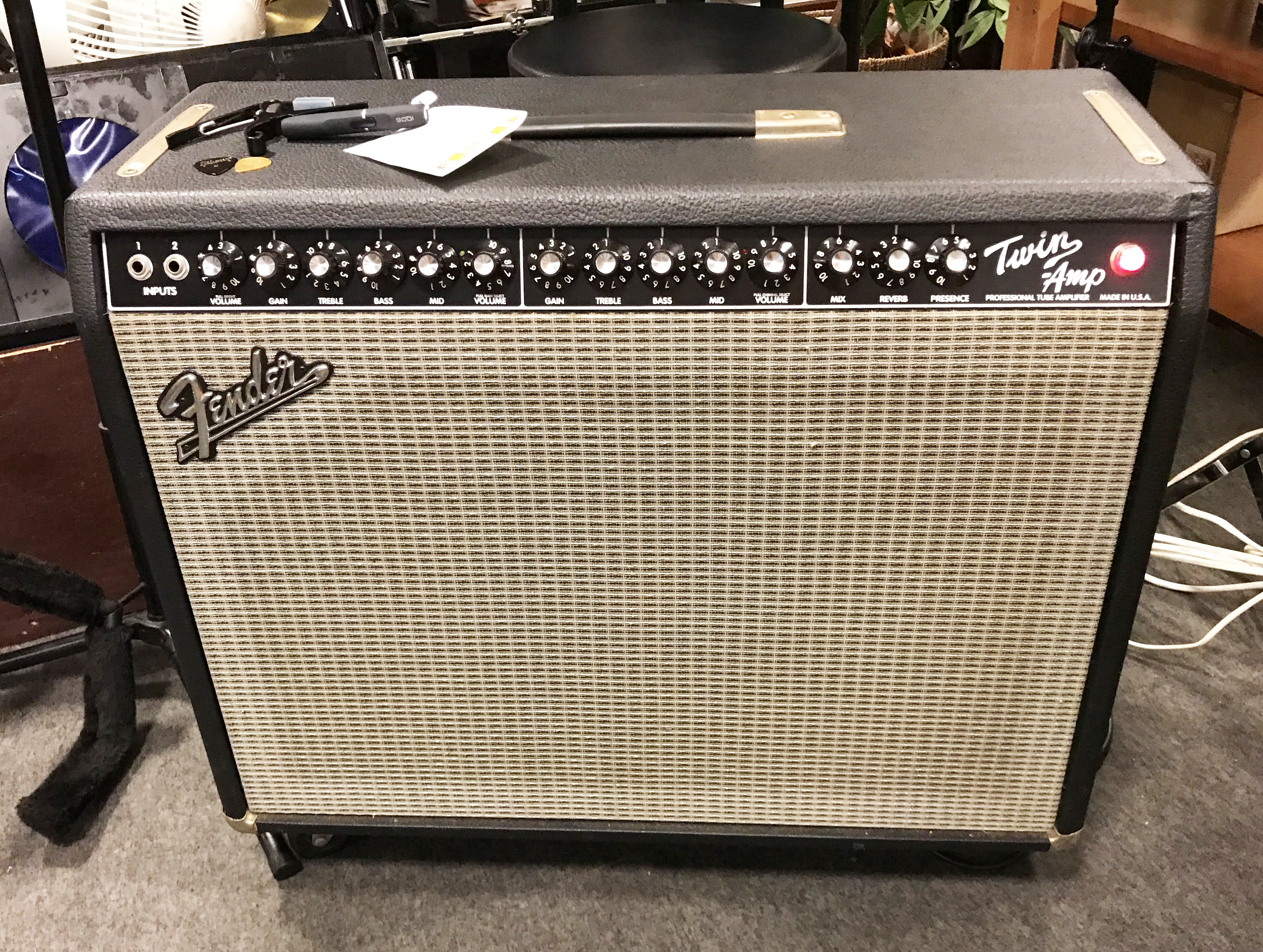 FENDER " Twin-Amp ”