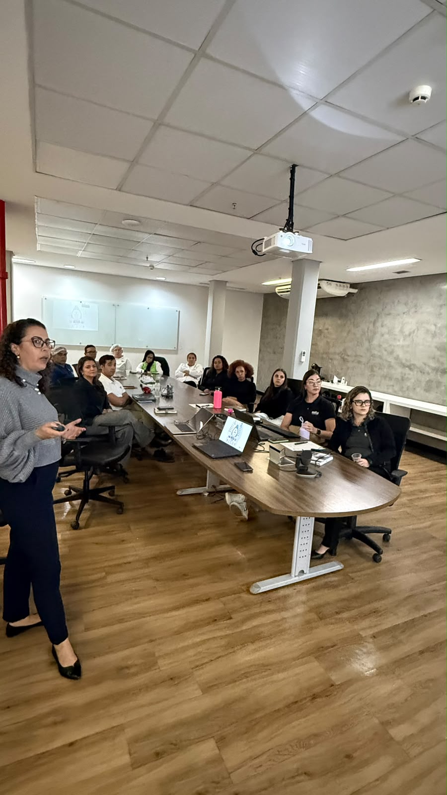 Encontro conduzido pela Ellos com uma equipe de empresa