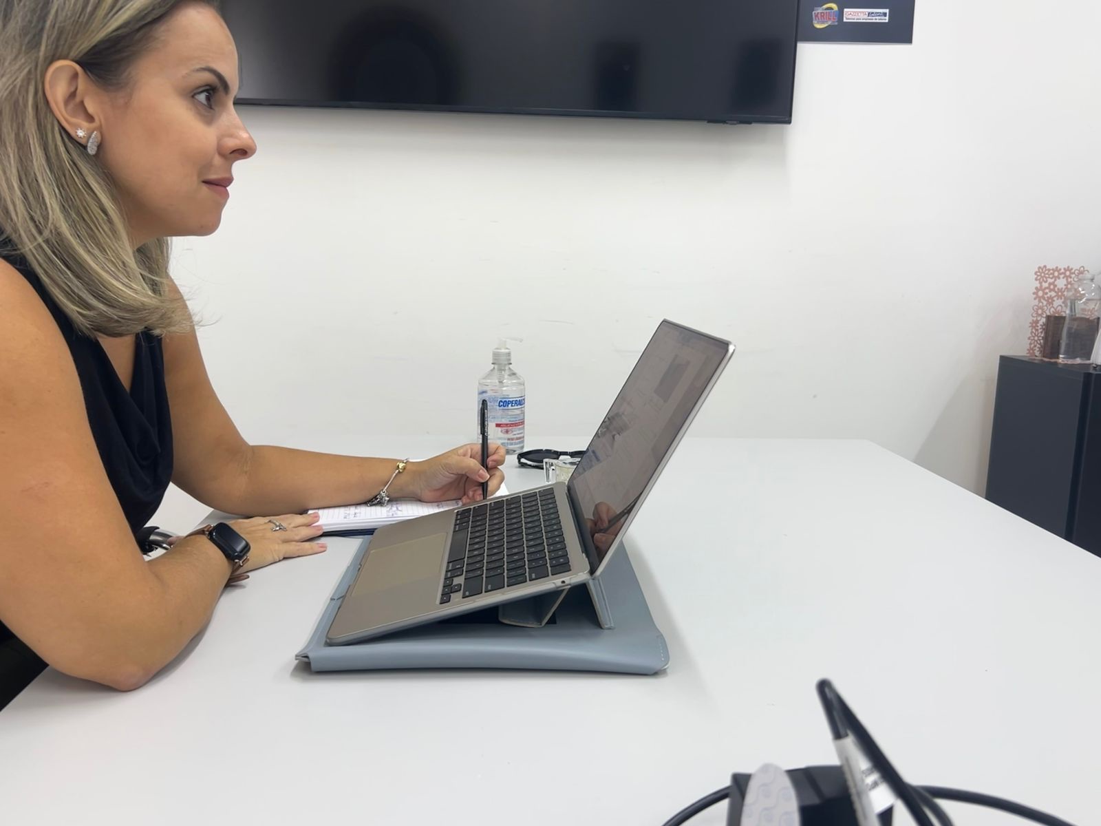 Profissional da Ellos em ambiente de atendimento