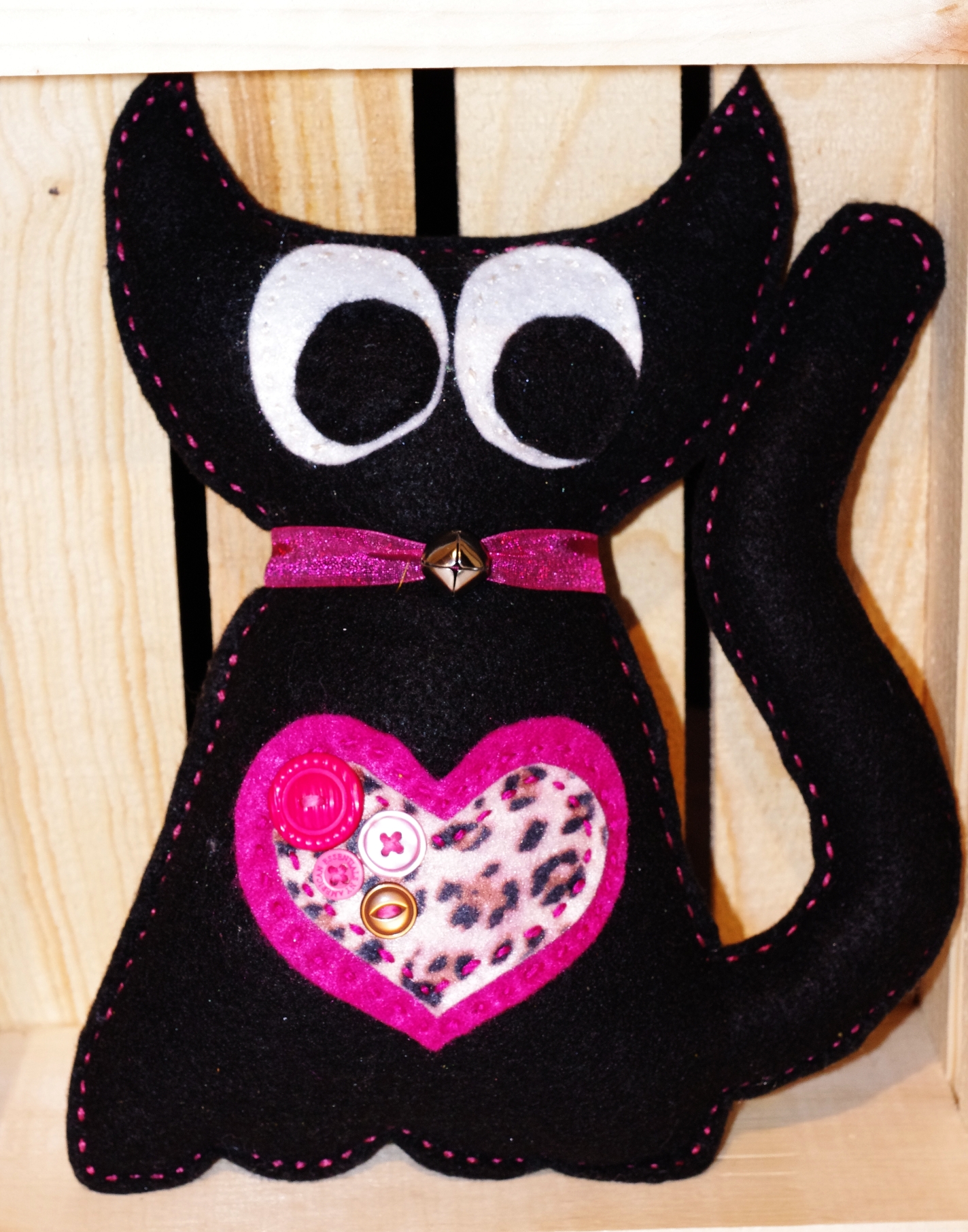 #C104 Chat noir coeur rose $25