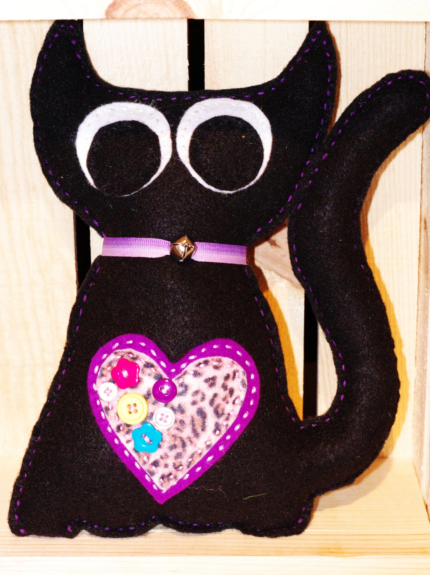 #C103 Chat noir coeur violet $25