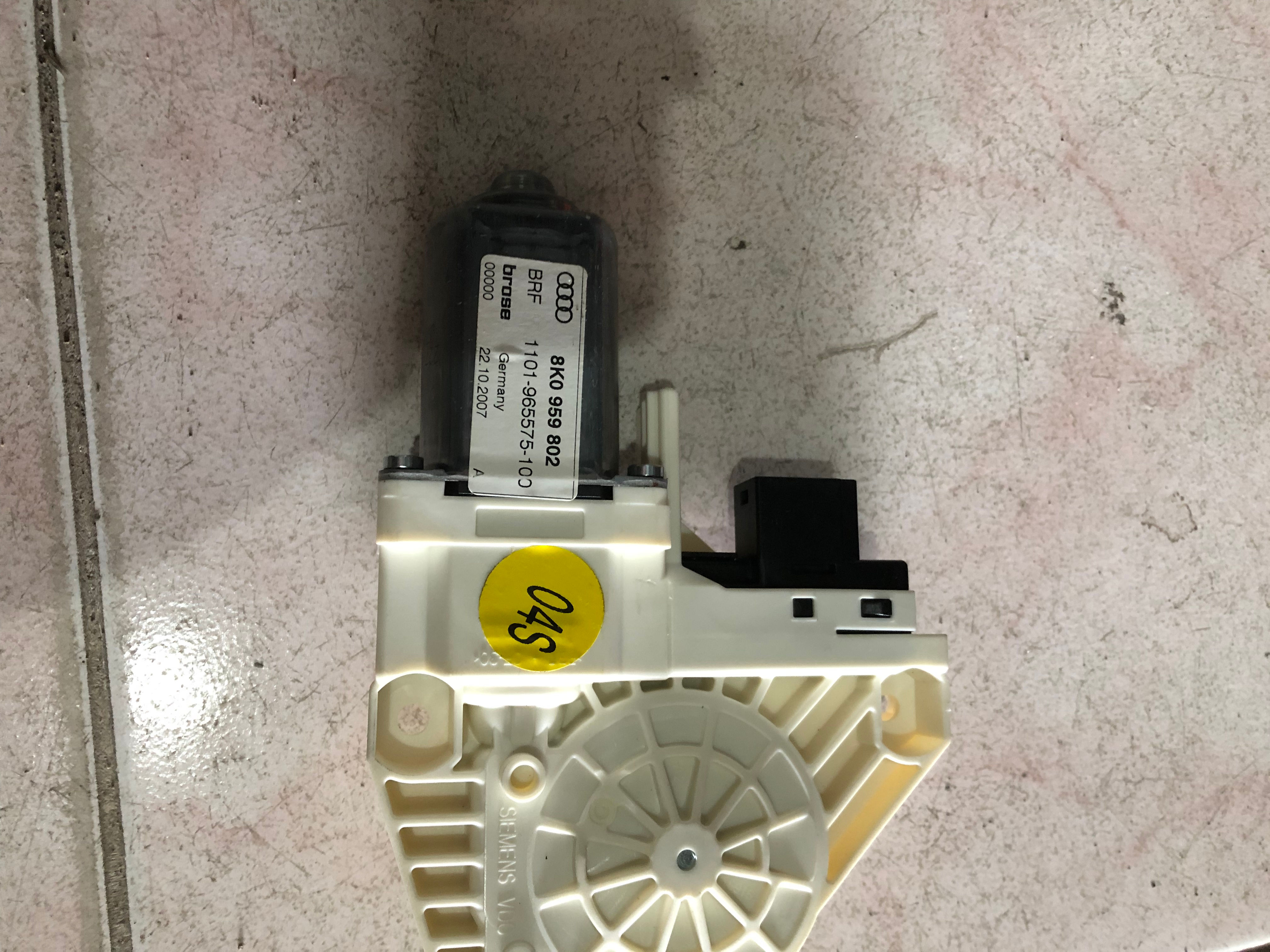 8K0959802 CAM KALDIRMA MOTORU