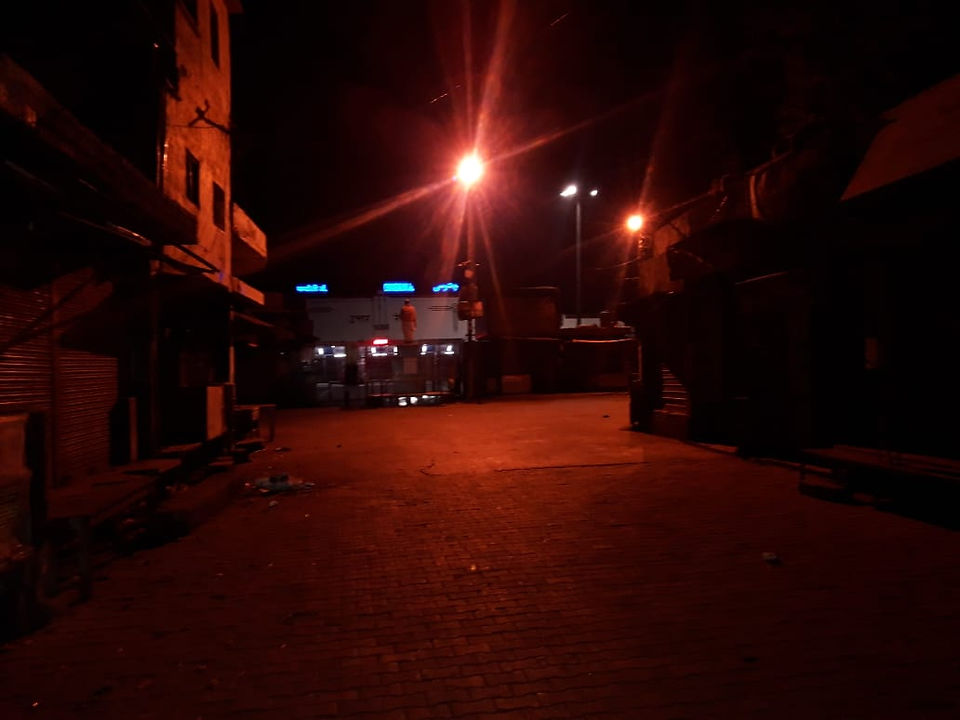 रात में चन्दौसी रेलवे स्टेशन एक और फोटो