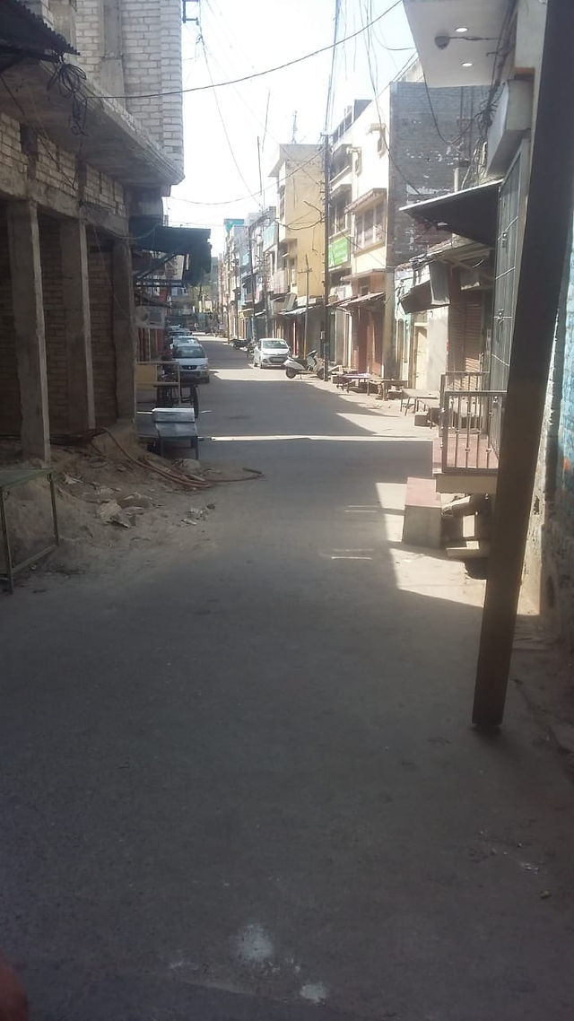 बर्तन बाजार या सर्राफा बाजार की गली से दिखता