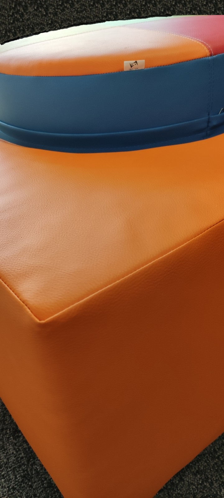 Thumbnail: A soft corner with a 5-piece table