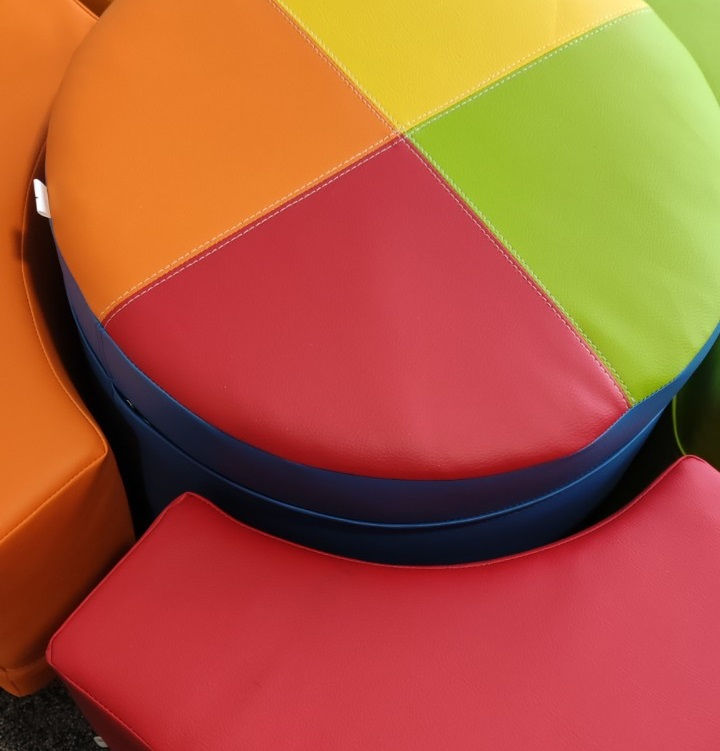 Thumbnail: A soft corner with a 5-piece table