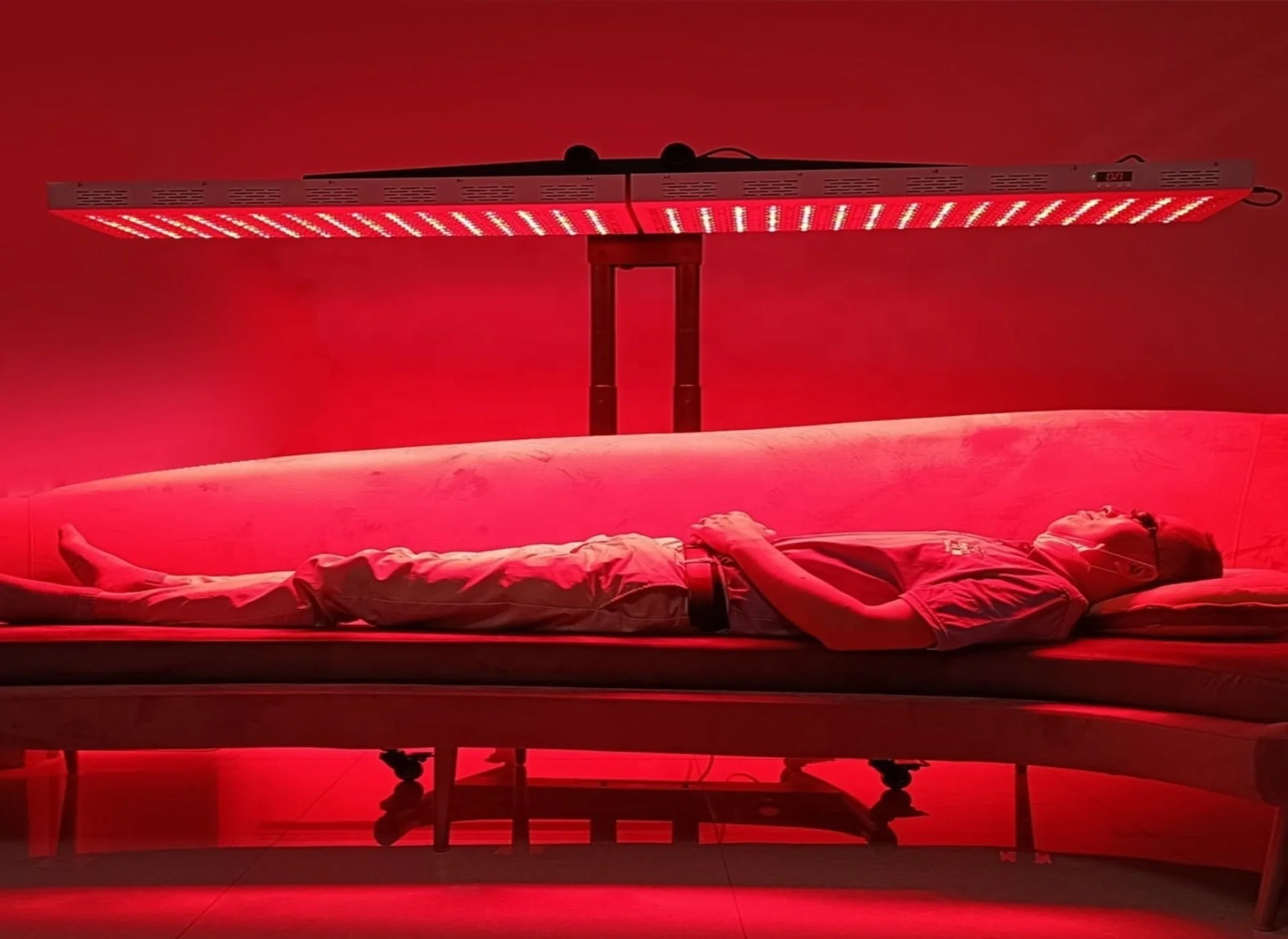 Kala redlight therapy bed with overhead readlight