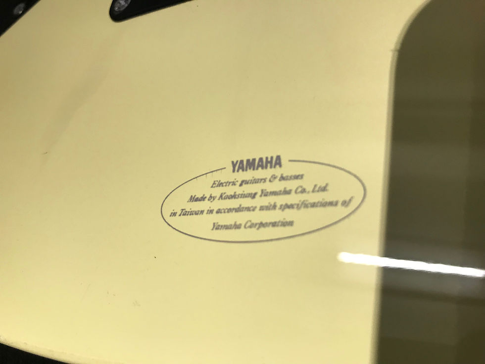 縮圖：Yamaha Guitar (White)