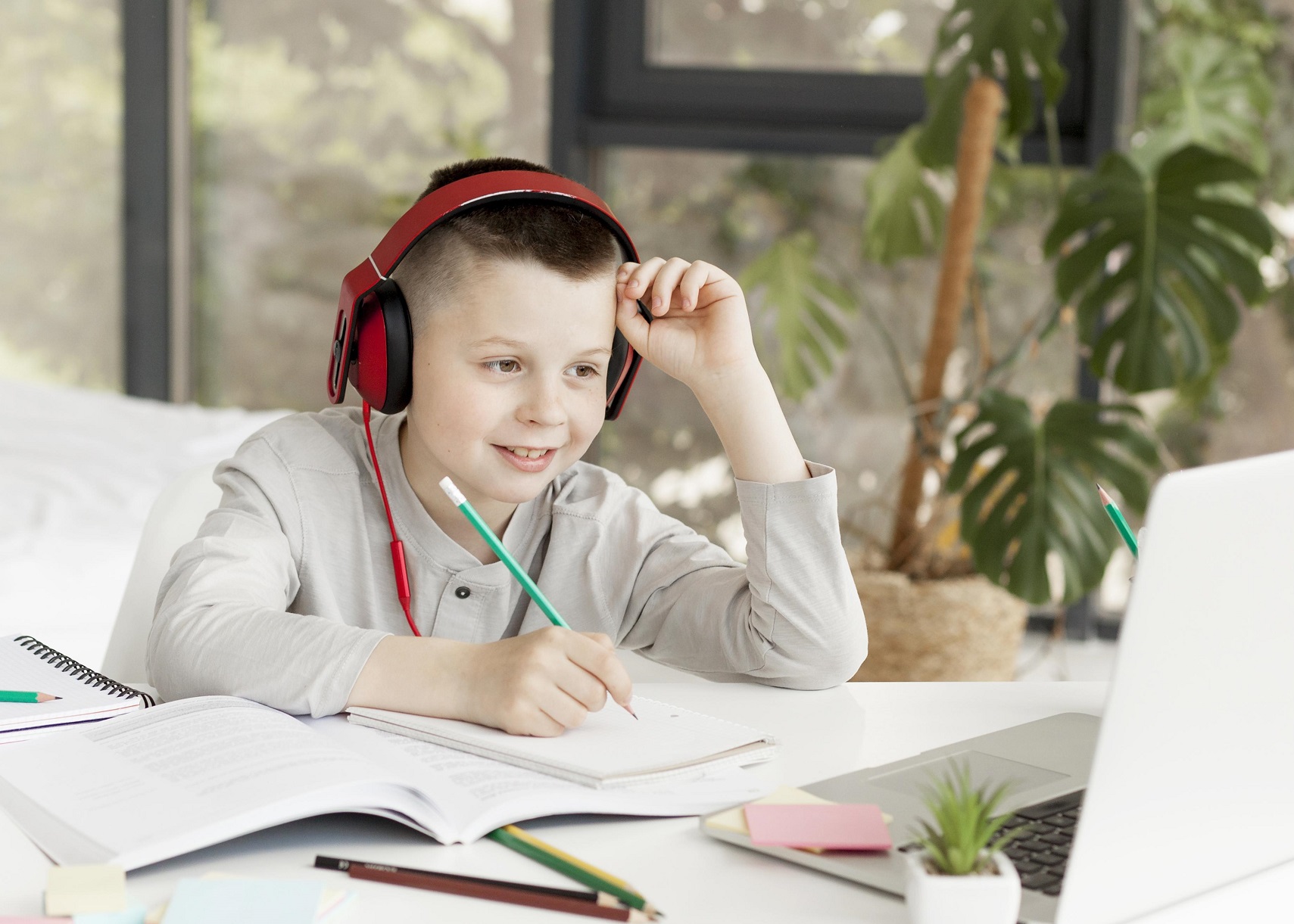 Детские одежды для малышей. Книжки для маленьких детей. Дошкольник и компьютер. Компьютер для детей. Детская одежда и игрушки.