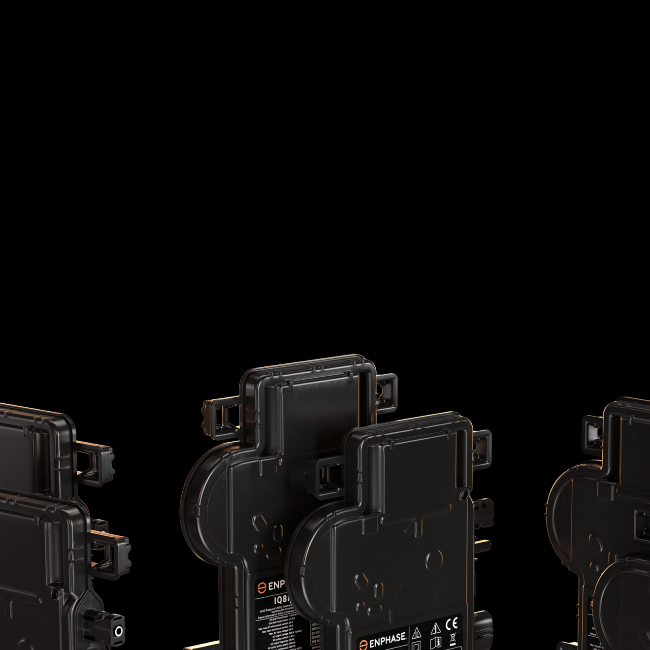 IQMicroinverters_FamilyOfSix_NL_FR.webp