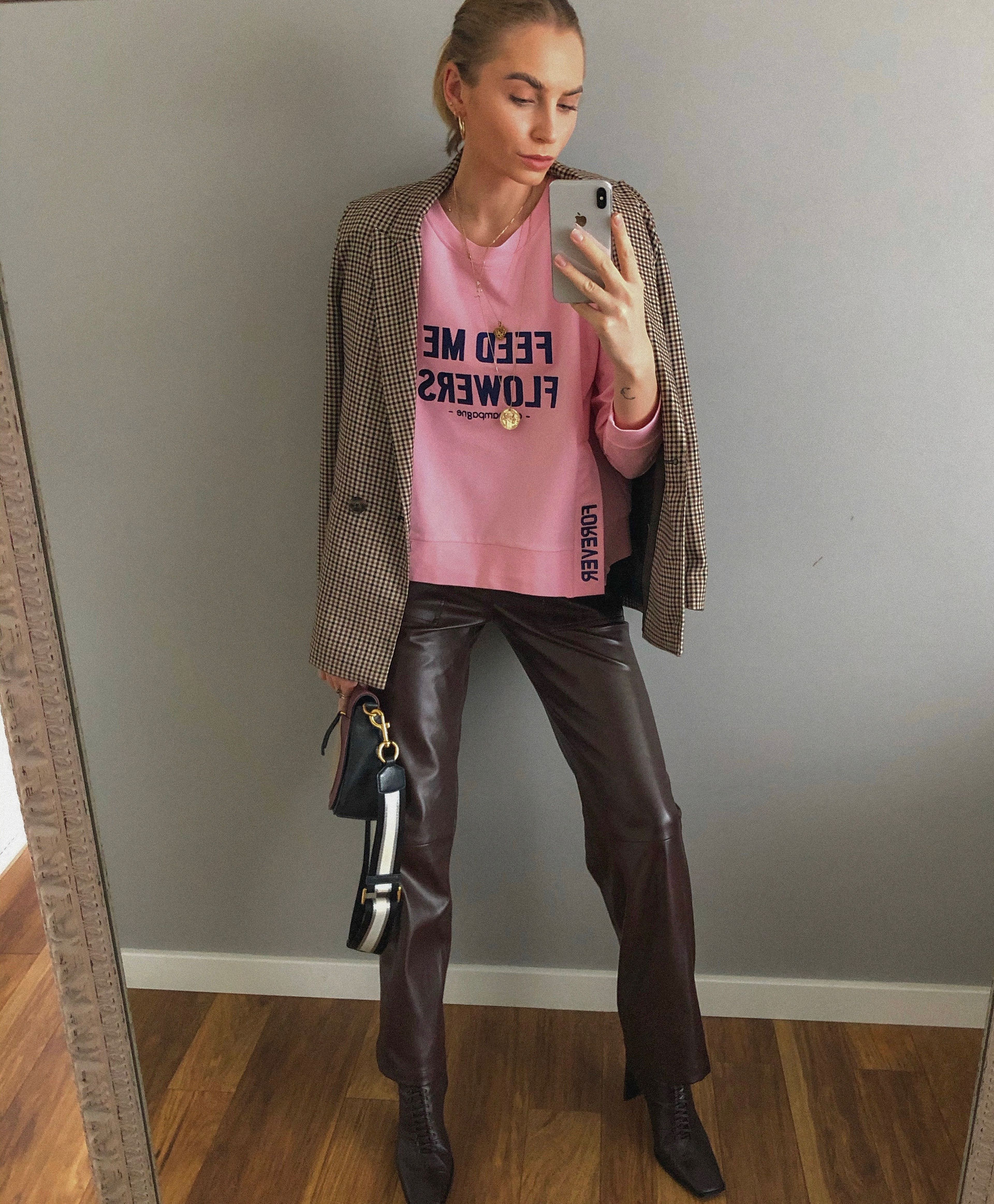 EMILIJA VISKONTAITE - stylist of STILIUSOS & social media editor of L'OFFICIEL LITHUANIA is sharing her styling ideas for Dear Freedom pink “FEED ME FLOWERS or champagne” sweatshirt 