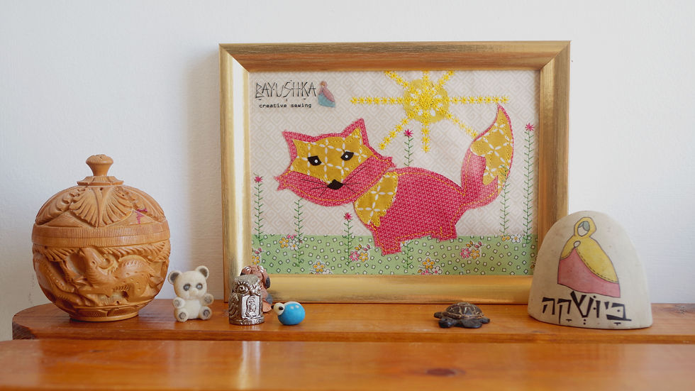 ציור חיות של שועל אדום על רקע דשא, פרחים ושמש. מסגרת בצבע זהב, תפור בעבודת יד לתלייה בחדר הילדים