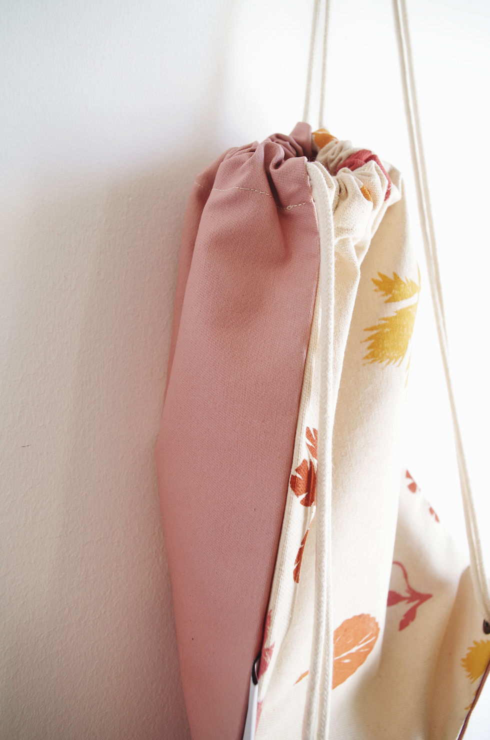 תמונה ממוזערת: תיק שרוכים דו צדדי: ורוד ובד כותנה טבעי עם הטבעות עלים צבעוניים