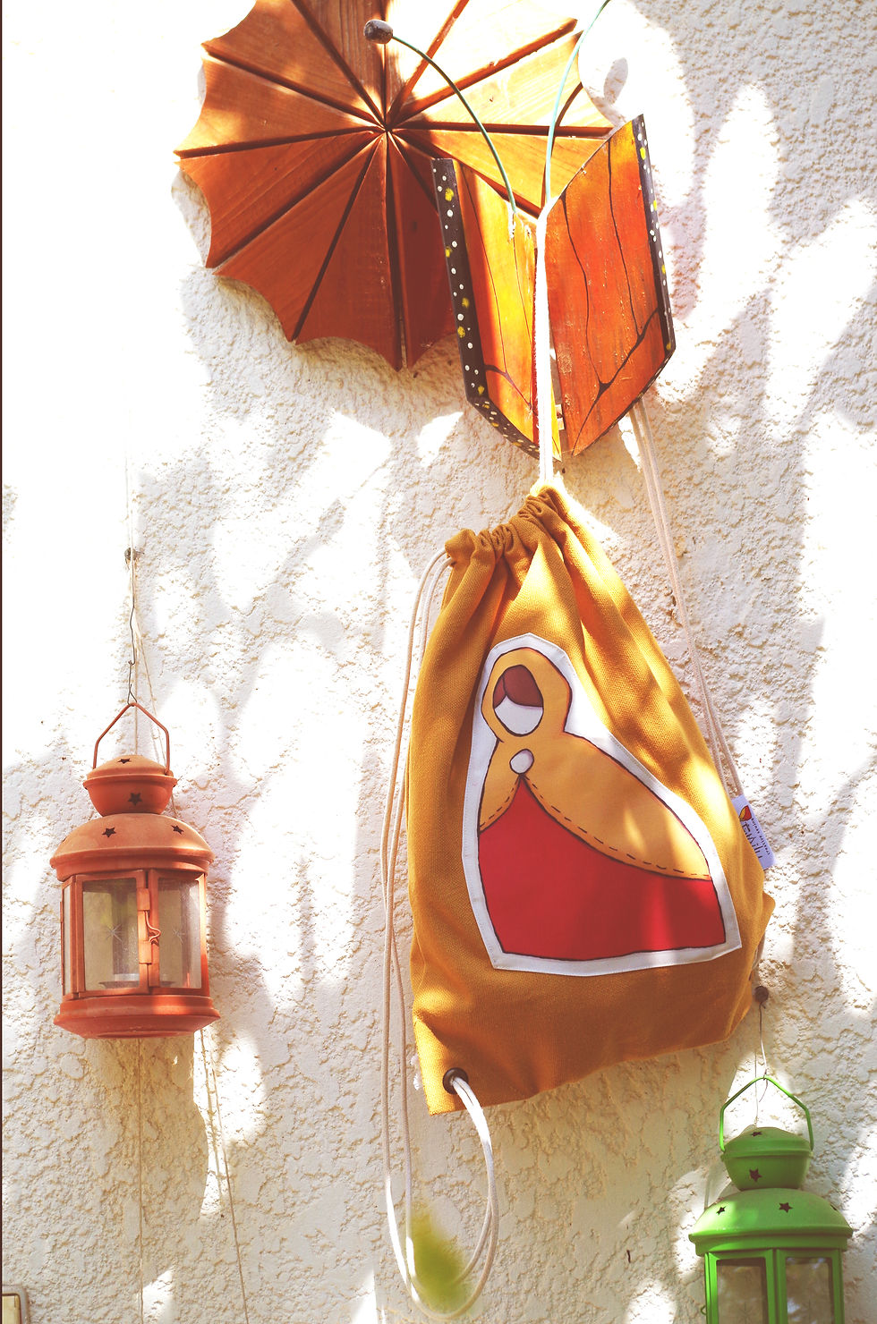 תמונה ממוזערת: תיק שרוך מתנה לאישה תפור בעבודת יד מבד קנבס בצבע חרדל עם הדפס של בבושקה צבעונית