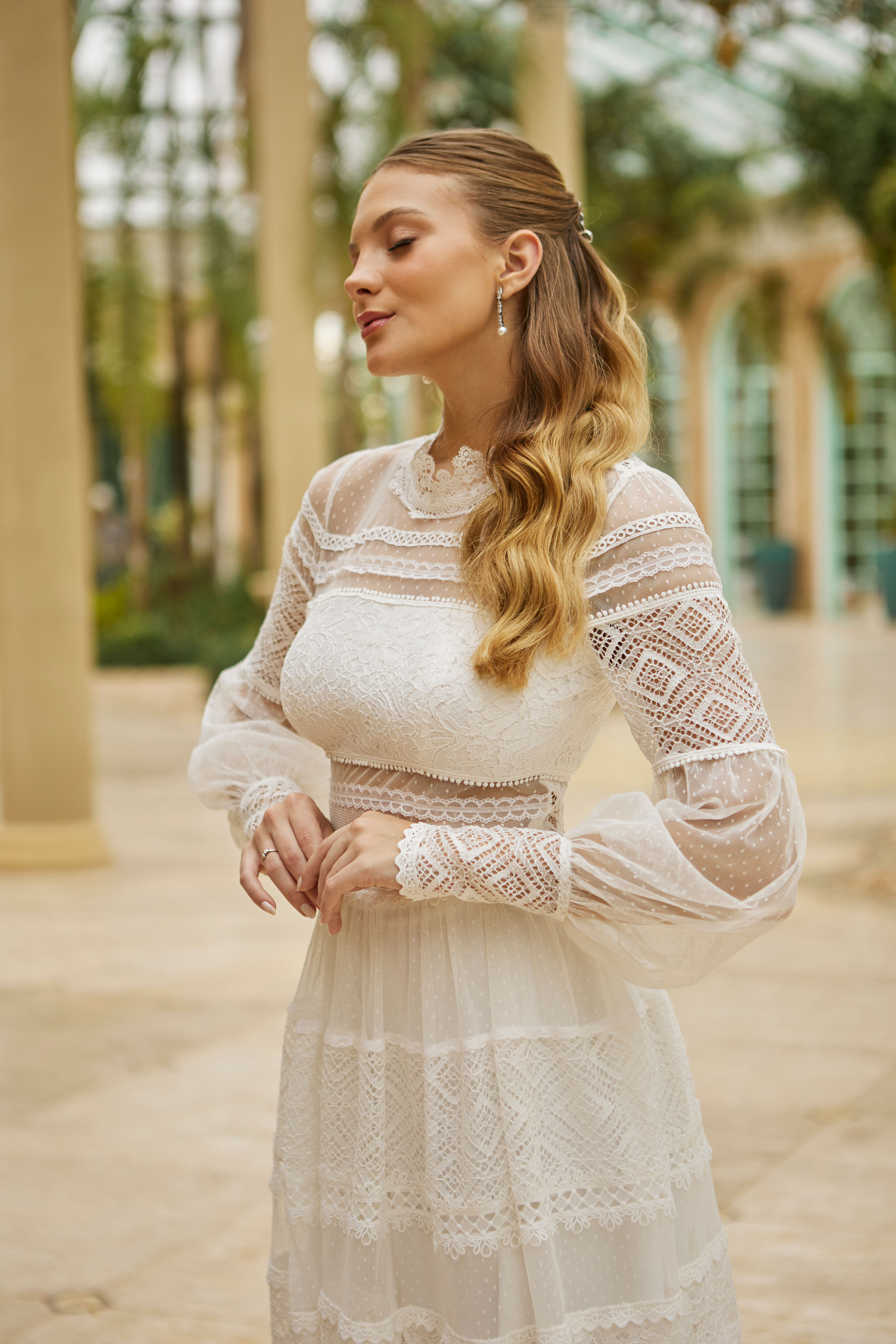 Vestido Midi com Manga Longa em Tule e Renda