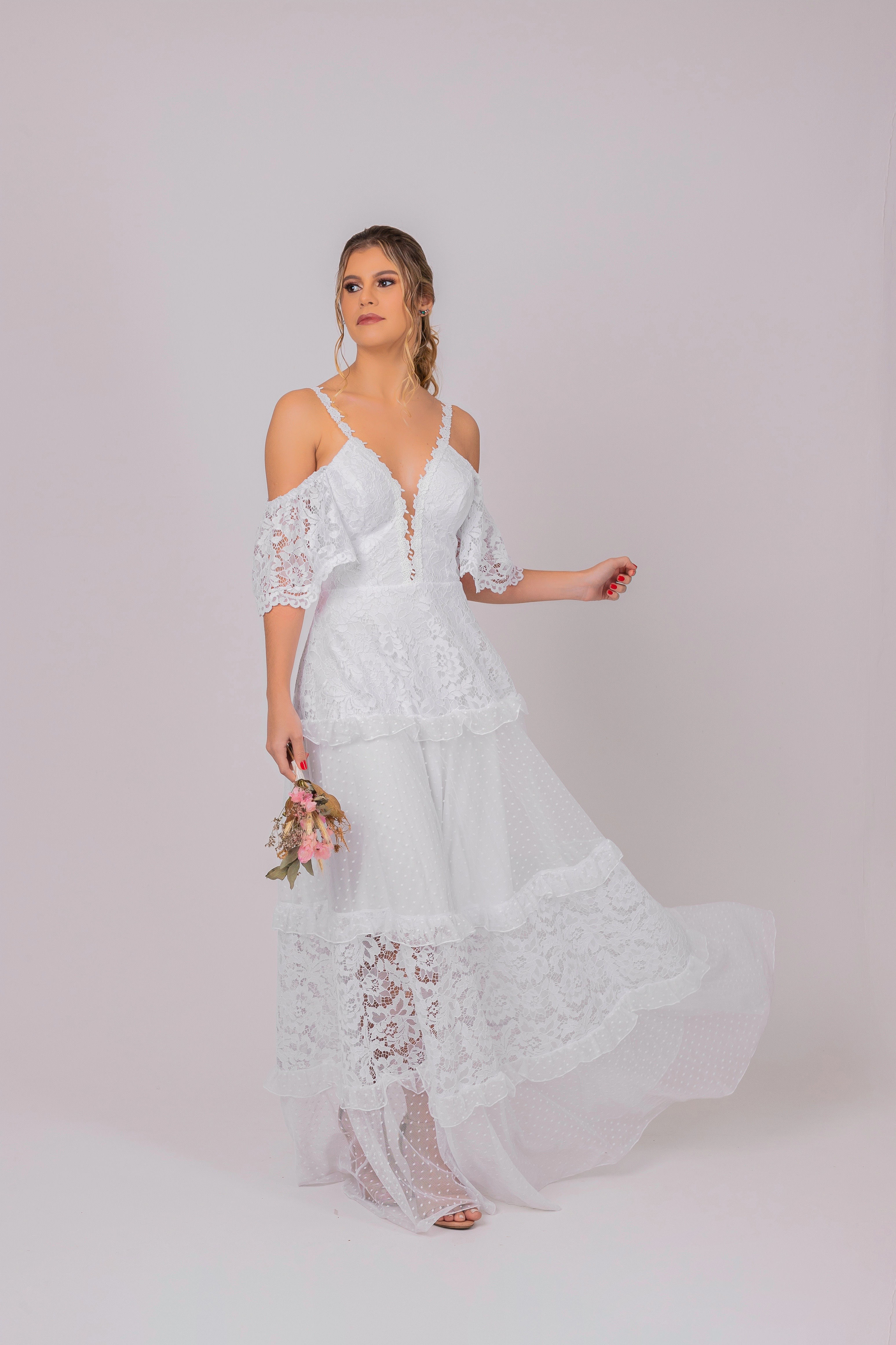 Vestido Longo em Renda e Poá com Babados e Alças com Manguinha Caída no Ombro