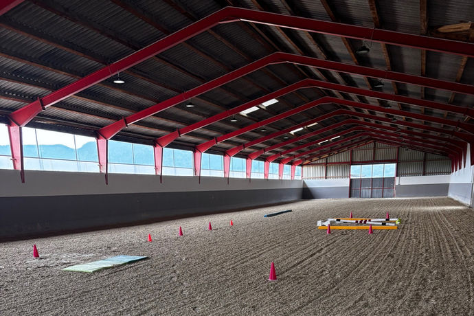 Halle mit Bodenarbeitsmaterial