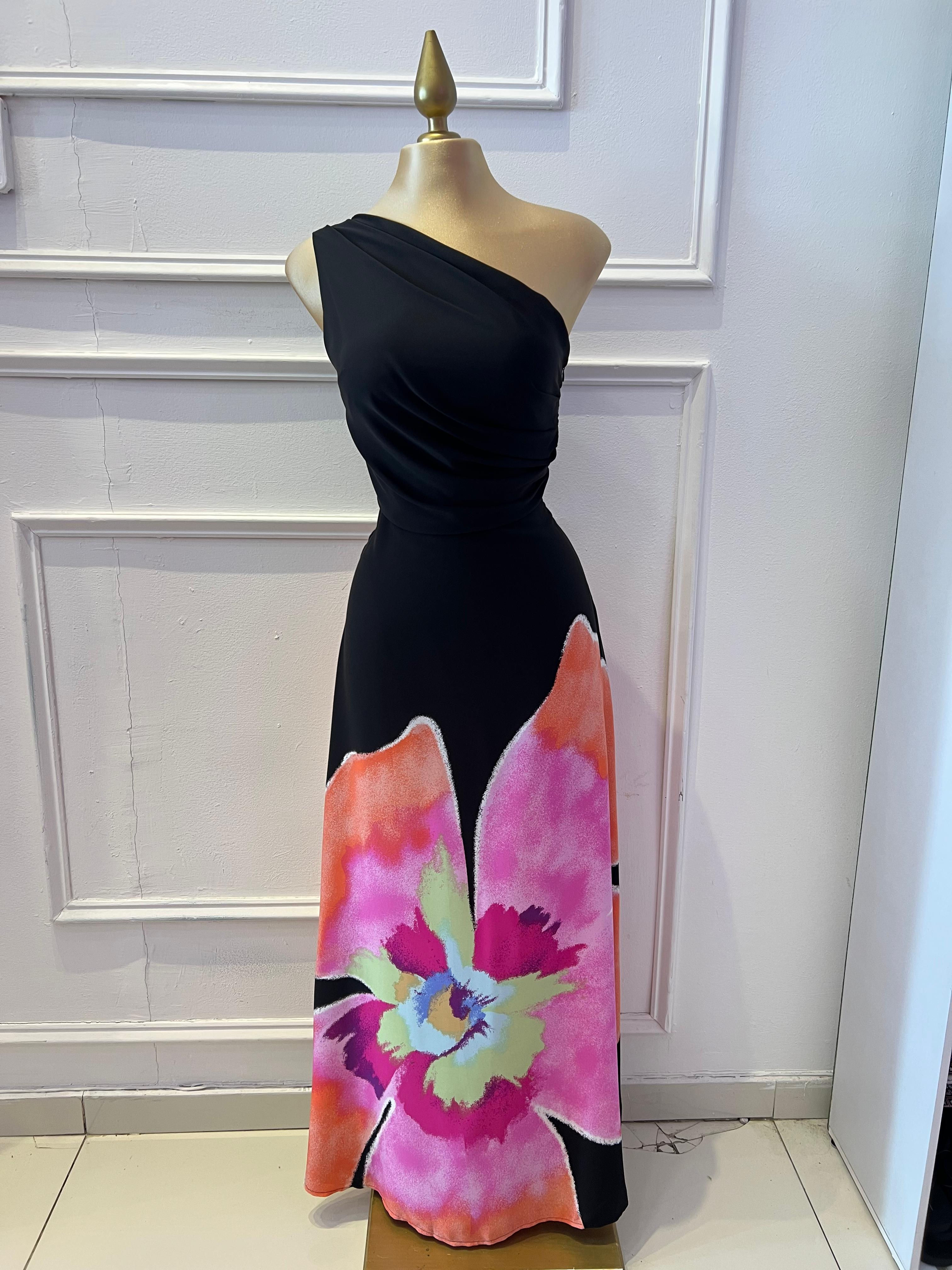 Vestido largo negro con flor Rosa