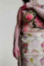 Hecha a mano en algodón 100% con patronaje Zero Waste para un impacto responsable