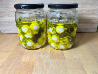 מיני כדורי גבינת שמנת ביתית מסורתיים מבית סבתא לולה בשמן זית בניחוח זיתים שחורים ותימין: