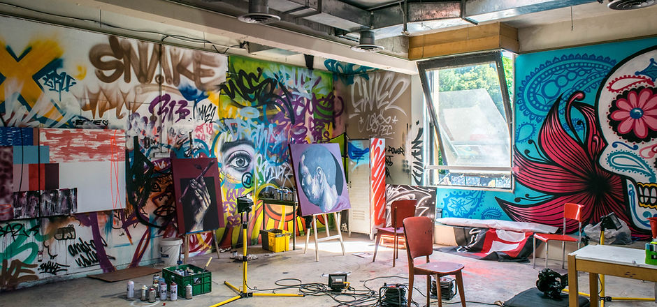 studio for customizing things, shoes, boots, sneakers, sneakers, wallet, bags, suitcase, T-shirts, shirt, coat, jacket, jeans, phone, computer, dishes, cup, plate, dish, glass, stained glass