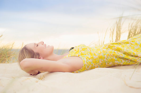 Kaukasisch-Frau legenden-on-Sand-Düne