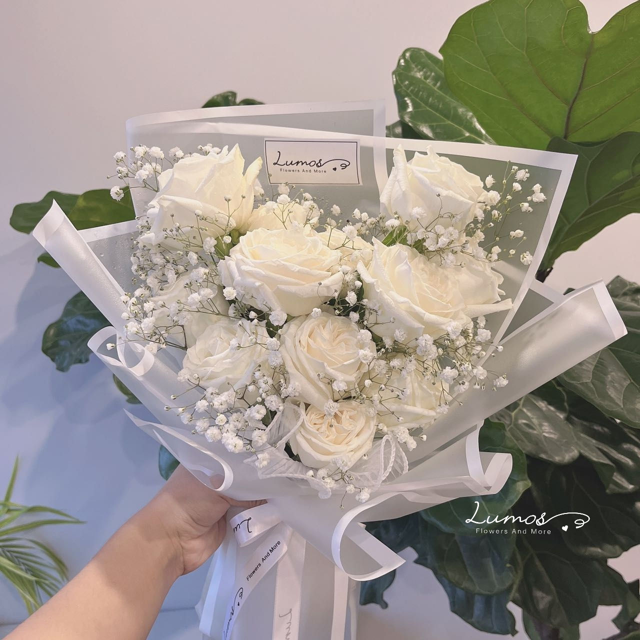12/18 White Rose with Baby Breath