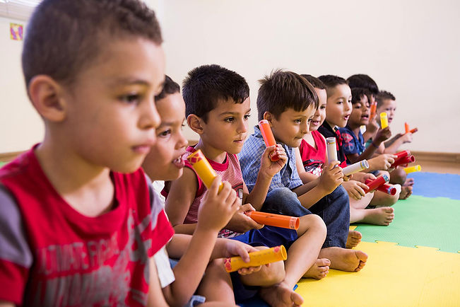 Crianças em aula de musicalização infantil