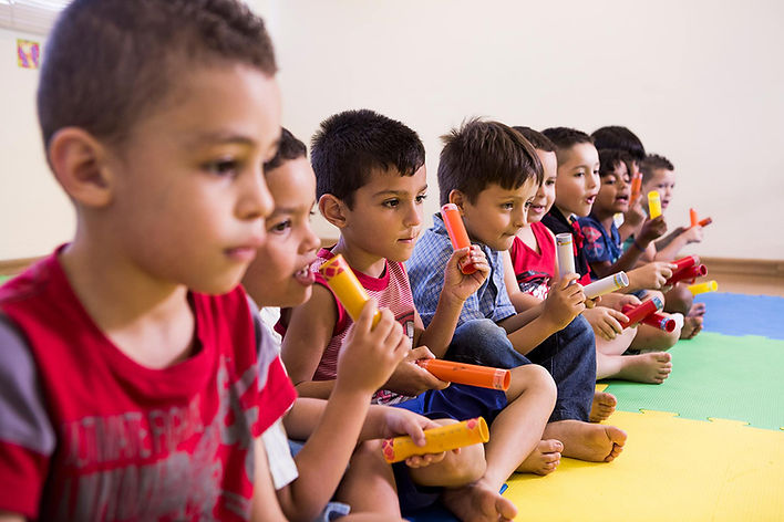 Crianças em aula de Musicalização Infantil