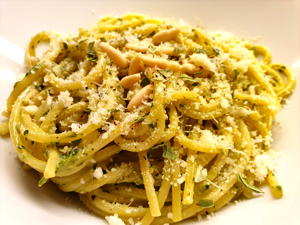 Crème-Fraîche-Basilikum-Pesto mit Pasta