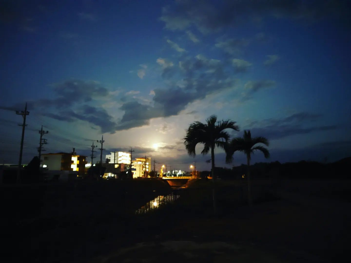 14番目の月 沈む月