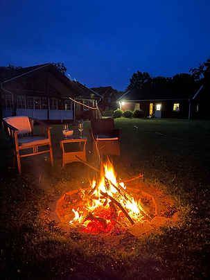 Loderndes Lagerfeuer in der Nacht